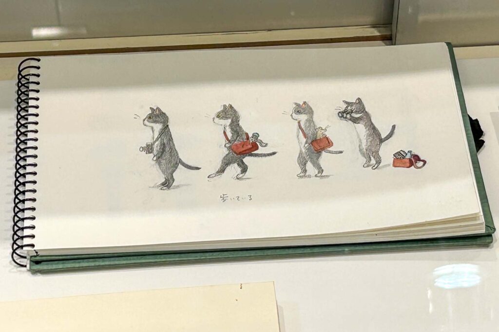 立って歩いている猫の絵